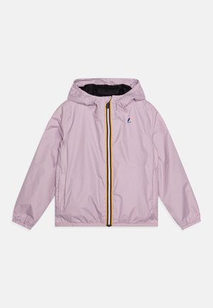 Giacca a vento rosa chiaro con cappuccio realizzata in tessuto morbido e leggero, con interno nero. Presenta una cerniera frontale con dettagli gialli e neri.