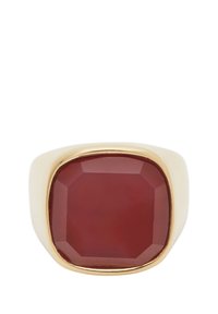Anello d'oro con una grande pietra rossa scura sfaccettata incastonata in una banda liscia e lucidata. La pietra ha una forma quadrata con angoli arrotondati.