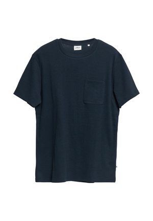 Donker marineblauw T-shirt met korte mouwen, een gestructureerde stof en een klein borstzakje aan de linkerkant, afgebeeld tegen een witte achtergrond.