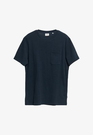 Donker marineblauw T-shirt met korte mouwen, een gestructureerde stof en een klein borstzakje aan de linkerkant, afgebeeld tegen een witte achtergrond.