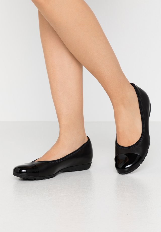 gabor assist bow ballet pumps
