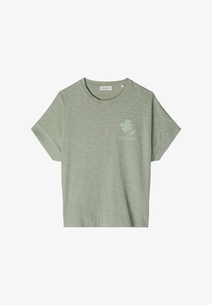 T-shirt vert clair à manches courtes avec col rond, texture chinée subtile, et petit motif floral avec texte sur le côté gauche de la poitrine.