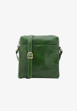 Borsa a tracolla verde in pelle con tracolla regolabile e fibbia dorata, forma rettangolare, tasca frontale a scivolo, texture liscia.
