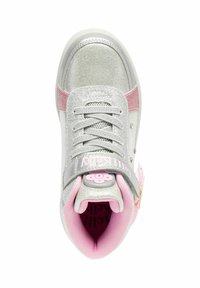Sneaker alto argento con accenti rosa, caratterizzato da una parte superiore testurizzata, chiusura con lacci e una fascetta con logo decorata da un fiore.