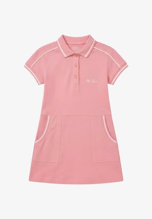 Robe polo rose à manches courtes, col boutonné, deux poches avant, et bordure blanche le long des manches et des bords du col.