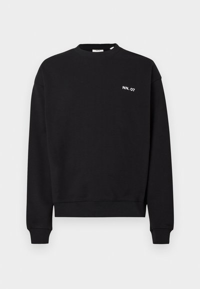 Schwarzes Sweatshirt aus Baumwolle, mit Rundhalsausschnitt und langen Ärmeln. Es verfügt über ein kleines weißes Logo auf der linken Brustseite.