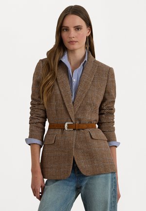 Hnědý károvaný blazer se strukturovanými rameny, dvěma předními kapsami a hnědým páskem; vrstvený přes modro-bílou pruhovanou košili.