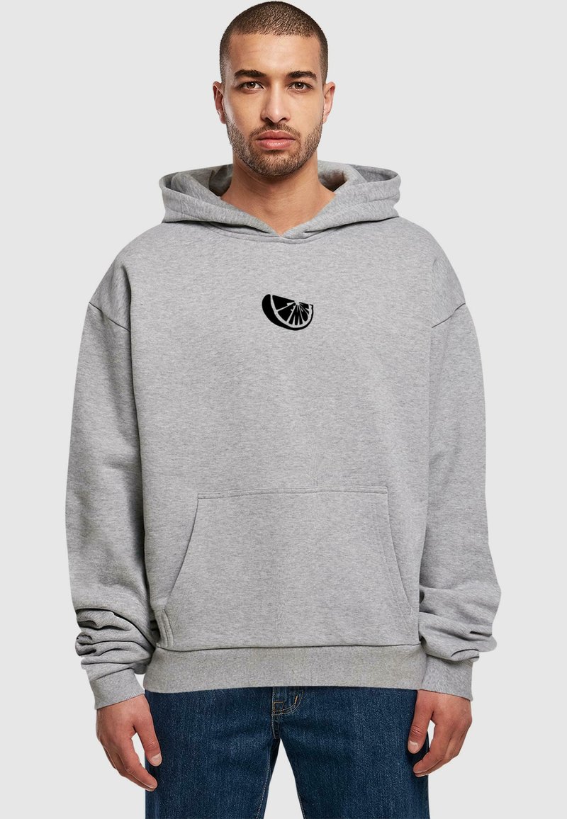 Grauer Kapuzenpullover mit Kängurutasche, ausgestattet mit einem schwarzen Zitrusscheiben-Graphic auf der Brust. Weicher Stoff mit lockerer Passform und verstellbarem Kapuzenzug.