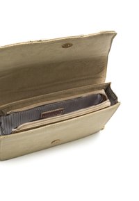 Bolso de cuero beige con un botón metálico, que cuenta con un forro interior a rayas, bolsillo con cremallera y múltiples compartimentos para la organización.