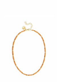 Collier en perles orange avec des perles rectangulaires et des accents dorés, comprenant une extension de chaîne et un fermoir rond pour une longueur ajustable.