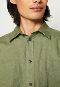 Esprit SOLID SHIRT REGULAR FIT - Marškiniai - light khaki