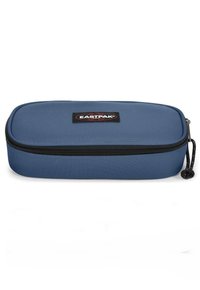Blå Eastpak penalhus lavet af tekstureret stof med en sort lynlås, afrundede kanter og et sort logo-patch på forsiden.