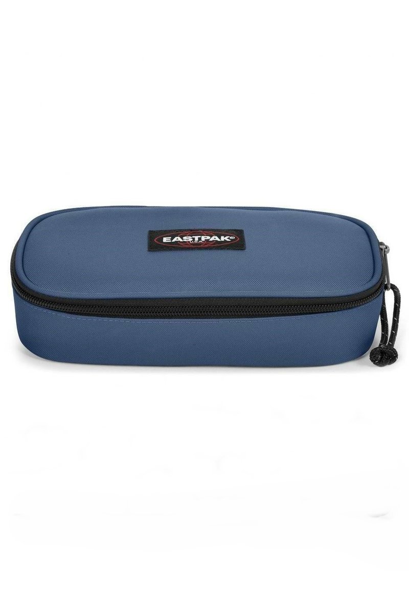 Blå Eastpak penalhus lavet af tekstureret stof med en sort lynlås, afrundede kanter og et sort logo-patch på forsiden.