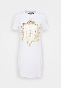 Biała sukienka T-shirt z okrągłym dekoltem, z dużym złotym nadrukiem ozdobnego wzoru oraz literą "V" na środku.