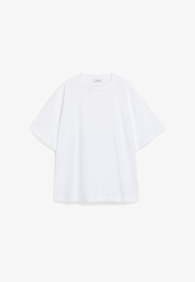 Λευκό βαμβακερό μπλουζάκι με κοντά μανίκια, στρογγυλή λαιμόκοψη και άνετη εφαρμογή. Λείος υφασμάτινος ιστός χωρίς ορατά σχέδια ή λεπτομέρειες.