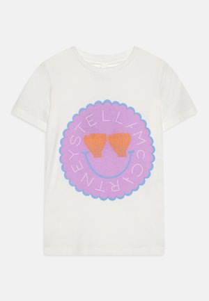 T-shirt in cotone bianco con una grande grafica rotonda in viola, illustrazioni di conchiglie arancioni e il testo "STELLAR McCARTNEY" in bianco.