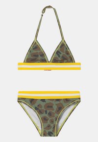 Conjunto de biquíni com um padrão de camuflagem verde e detalhes em listras amarelas e brancas. O topo tem um formato triangular e a parte de baixo é um clássico fio dental.