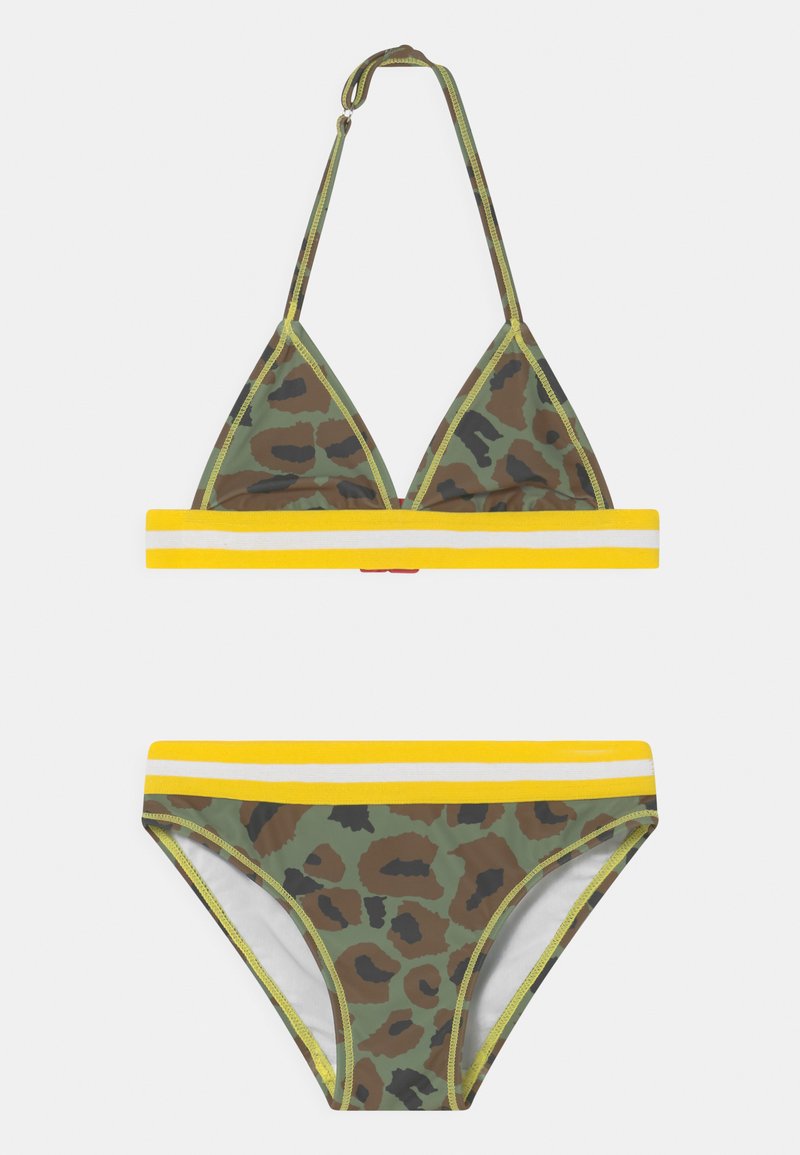 Conjunto de biquíni com um padrão de camuflagem verde e detalhes em listras amarelas e brancas. O topo tem um formato triangular e a parte de baixo é um clássico fio dental.
