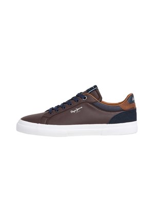 Lavt brun læder sneakers med navy snørebånd, hvid sål og kontrasterende navy og tan accenter, mærket "Pepe Jeans London" på siden.