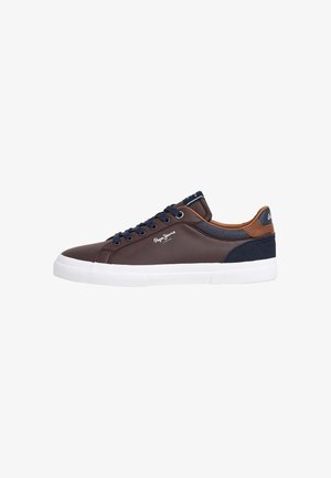 Zapatilla baja de cuero marrón con cordones azul marino, suela blanca y detalles contrastantes en azul marino y beige, con la marca "Pepe Jeans London" en el lateral.