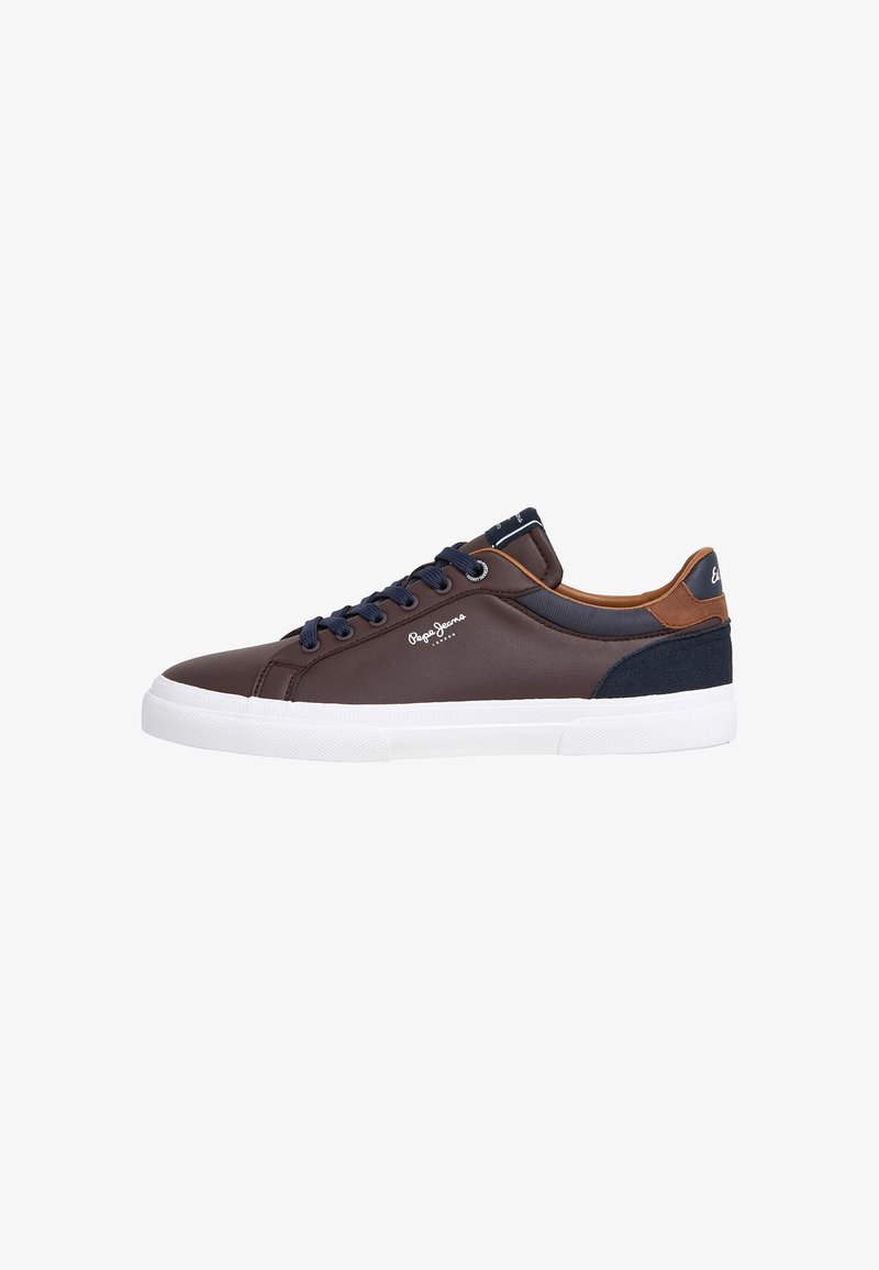 Baskets basses en cuir marron avec lacets bleu marine, semelle blanche et accents contrastés bleu marine et beige, marquées "Pepe Jeans London" sur le côté.