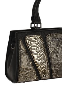 Zwarte handtas met een gestructureerd oppervlak, voorzien van gouden slangenprintaccenten en een gestroomlijnd ontwerp. Dubbele handvatten met zilverkleurig beslag.