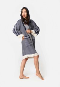 Marineblauwe en witte gestreepte kimono met capuchon, voorzien van een franjerand en wijde mouwen, gemaakt van zachte stof voor comfort.