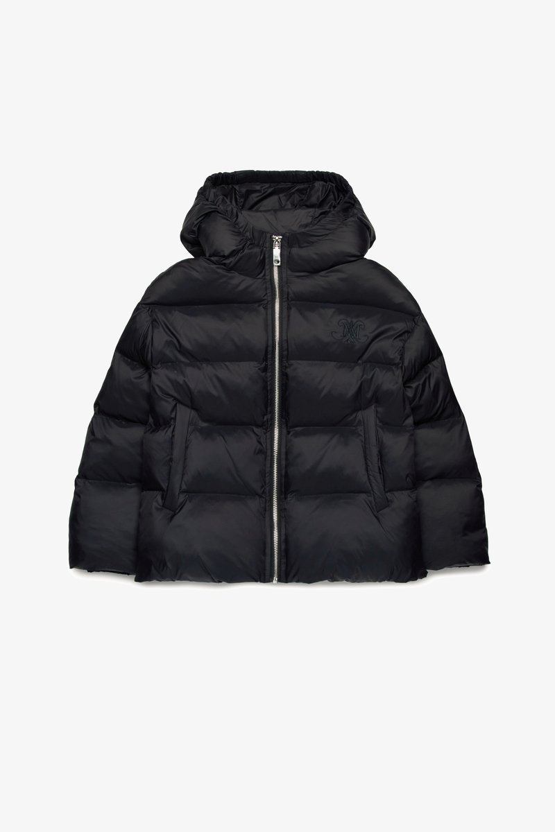 Doudoune noire avec fermeture éclair à l'avant, capuche et logo brodé. Présente une texture matelassée et des poches latérales pour plus de praticité.
