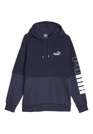 Marineblauwe hoodie met kangoeroezak, voorzien van een wit Puma-logo op de borst en een groot tekstontwerp op de mouw; gemaakt van zachte, gestructureerde stof.