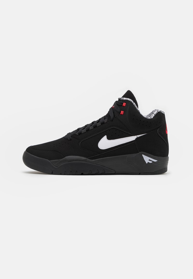 Sneaker alto nero in suede, con un baffo Nike bianco, dettagli rossi, finiture perforate e suola in gomma testurizzata.