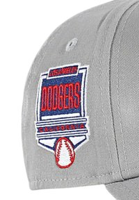Cappellino da baseball grigio con logo ricamato "Los Angeles Dodgers" in rosso e blu, con una grafica di una pallina da baseball in basso.