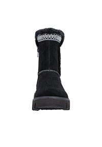 Botines negros de tobillo con una textura suave, costuras decorativas blancas en la parte superior y una suela de goma resistente. Cierre lateral con cremallera para un fácil calzado.