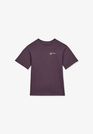 T-shirt violet à manches courtes avec petit logo "Volcom" brodé en jaune et rose sur la poitrine gauche, posé à plat sur un fond blanc.
