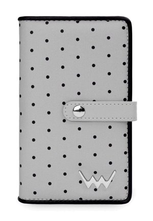 Hellgraue Geldbörse mit schwarzen Punkten, schwarzem Rand, einem Druckknopfriemen und einem silbernen "W"-Logo auf der unteren rechten Vorderseite.