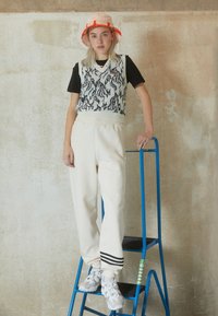 Obey Clothing - FLAME VEST - Neule - off-white - 2