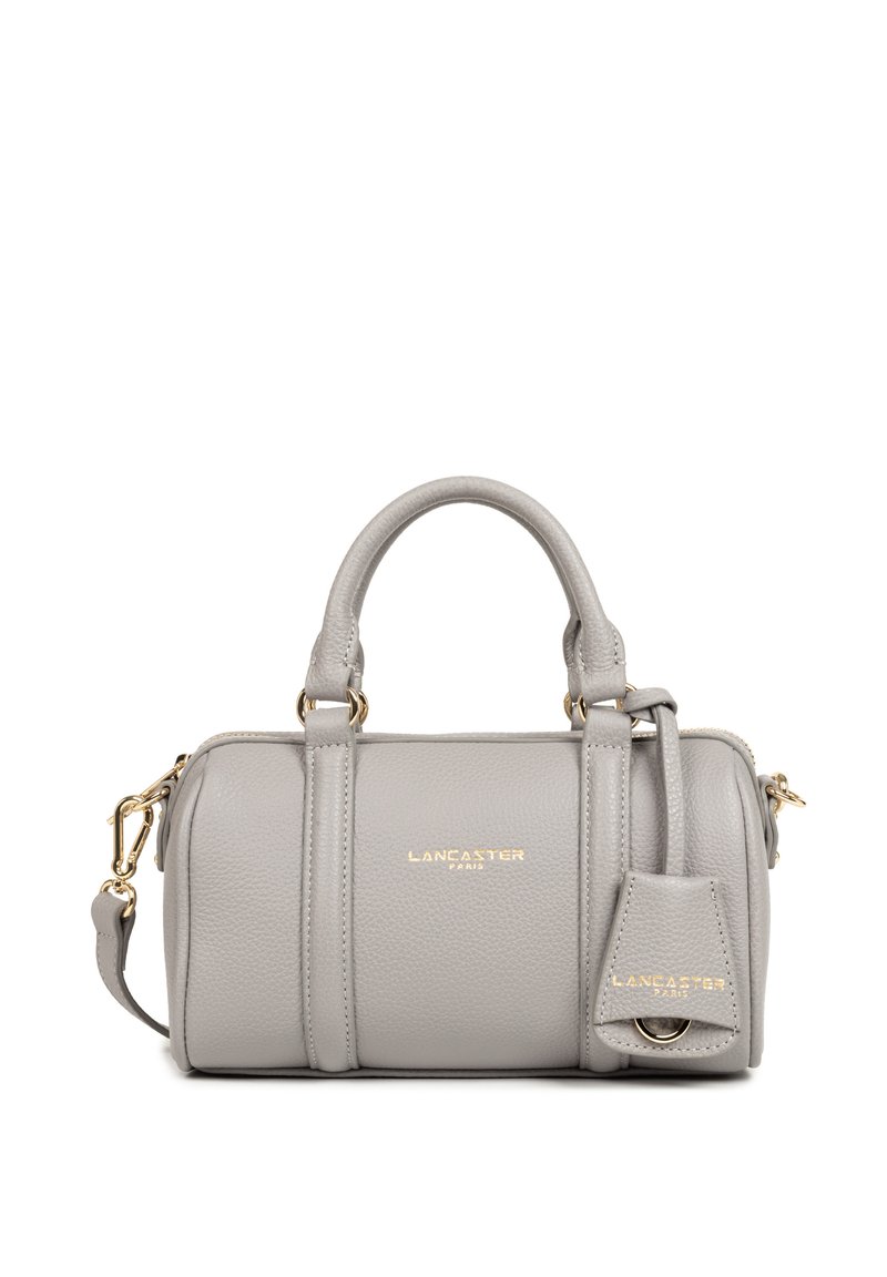 Sac à main en cuir gris avec quincaillerie dorée, poignées arrondies et une bandoulière détachable, présentant une surface texturée et un détail de logo.
