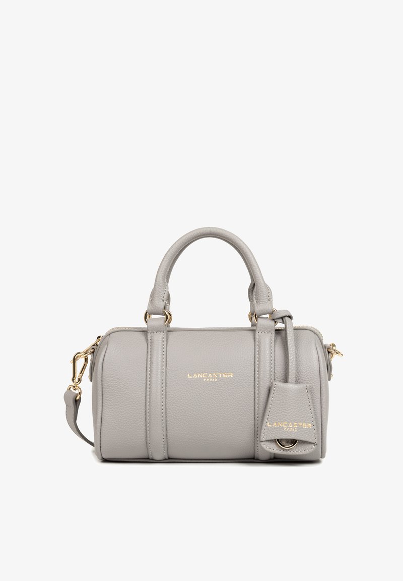 Sac à main en cuir gris avec quincaillerie dorée, poignées arrondies et une bandoulière détachable, présentant une surface texturée et un détail de logo.