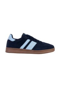 Sneaker in suede blu navy con accenti azzurri e tre strisce. Presenta una suola in gomma e un design con lacci per una calzata sicura.
