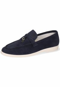 Marineblaue Wildleder Slipper mit einer flachen weißen Sohle, einem dekorativen Bogen und einem kleinen metallischen Akzent auf der Vorderseite. Logo auf der Seite eingeprägt.