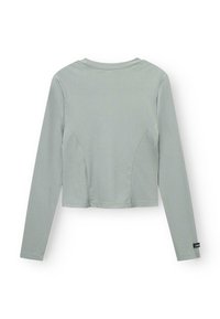 Lange mouw, lichtgrijs top met een cropped ontwerp. Heeft gebogen zij naden en een label op de linker mouw. Gladde stoftextuur.