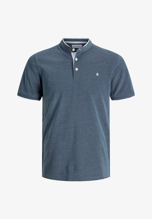 Navy polo shirt met korte mouwen, gemaakt van een gestructureerd materiaal met een mandarin-kraag, twee knopen bij de hals en witte accenten op de kraag en mouwen.