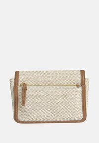 Geflochtene Strohtasche in Cremetönen mit braunen Lederakzenten, ausgestattet mit einem Reißverschluss oben und einer Fronttasche mit zusätzlichem Reißverschluss.