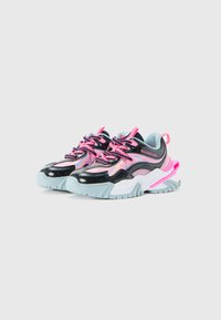 Chunky sneakers med rosa lisser, iridescente rosa og svarte paneler, grå såler, og "BILLIEBLUSH" merkevare på siden.
