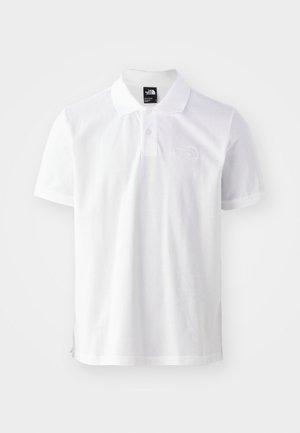 Hvit polo skjorte laget av bomull, med en to-knapps knappestolpe, korte ermer og en subtil brodert logo på brystet.