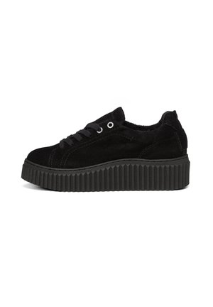 Czarny zamszowy sneaker na platformie z grubą ryflowaną podeszwą, wiązaniem na przodzie i niskim kołnierzem wokół kostki.