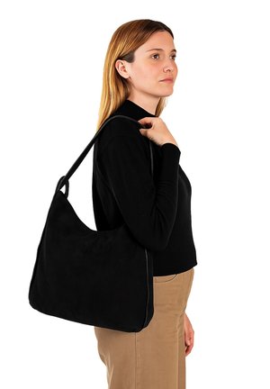 Borsa a spalla in suede nero con una forma morbida e curva. Presenta una tracolla singola e una texture liscia, ideale per un uso casual.