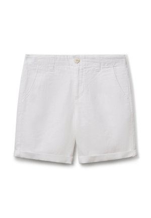 Shorts en coton blanc avec une fermeture à bouton, deux poches latérales et des ourlets roulés. Texture lisse, design décontracté et sans motifs visibles.