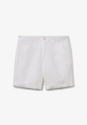Weiße Baumwollshorts mit Knopfverschluss, zwei Seitentaschen und umgeschlagenen Säumen. Glatte Textur, lässiges Design und keine sichtbaren Muster.