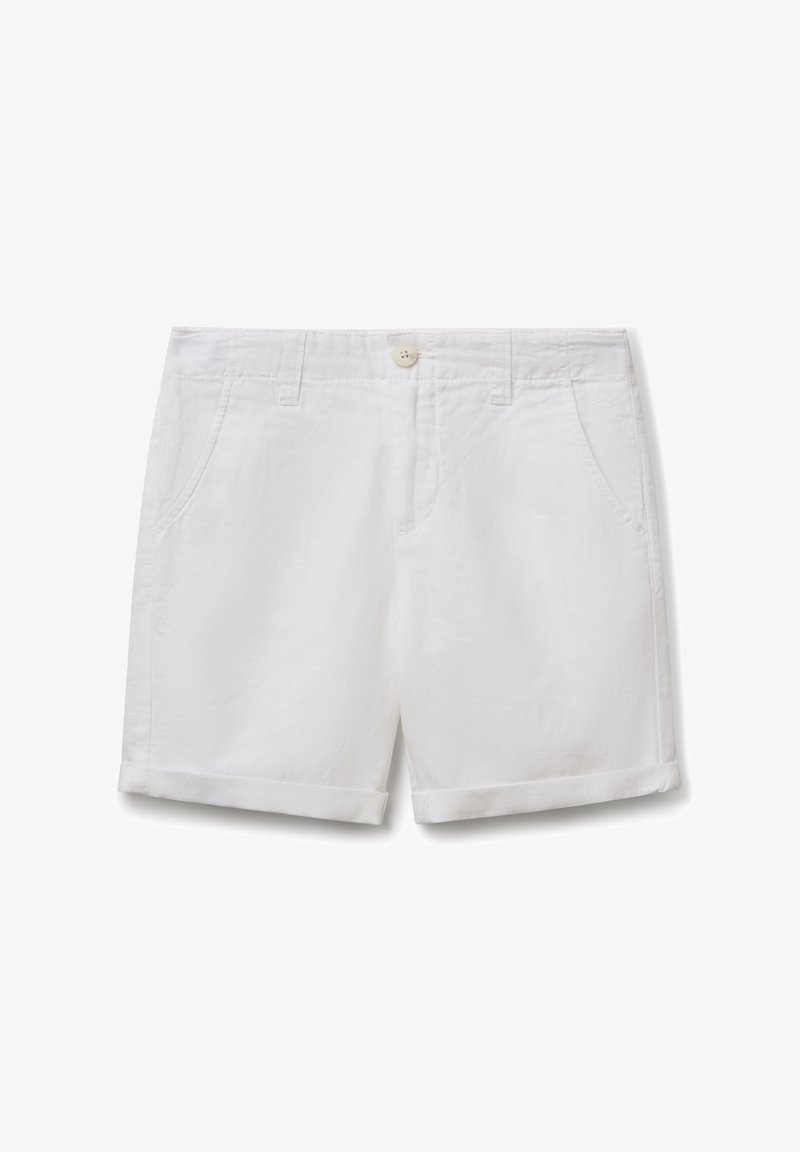 Shorts en coton blanc avec une fermeture à bouton, deux poches latérales et des ourlets roulés. Texture lisse, design décontracté et sans motifs visibles.