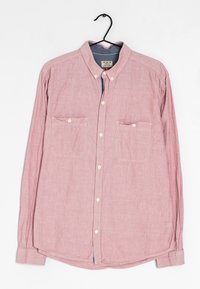 Chemise à manches longues, avec boutons, en lin rose clair, dotée de deux poches poitrine, d'un ourlet arrondi et d'un col intérieur bleu contrasté.
